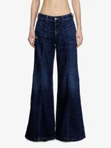 Pantalón de jean acampanado de tiro bajo, color azul oscuro, con bolsillos delanteros y traseros.