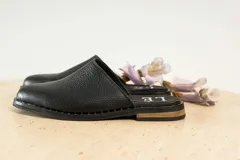 Mules con estampado animal print, forro interior color marrón y suela color caramelo.