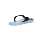 Chinelas de dedo con base celeste y estampado de palmeras y logo Mormaii en blanco y negro.