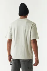 Remera oversize negra de algodón con cuello redondo y mangas cortas. Corte amplio y relajado.