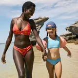 Braguita de bikini con estampado de hojas en tonos rosa y naranja.