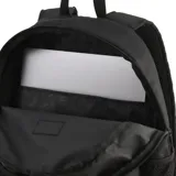 Mochila negra de poliéster con compartimento principal con cierre y bolsillo frontal con cierre. Presenta varios parches decorativos de estilo deportivo y logo de Puma en la parte superior.