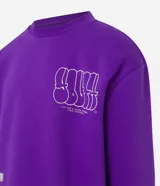 Buzo relaxed de algodón y poliéster color violeta, con cuello redondo, puños y bajo acanalados, y estampa frontal con diseño gráfico y texto.