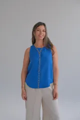 Musculosa azul de lino con cuello redondo y sisas amplias.