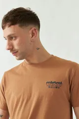 Remera gris claro de algodón con cuello redondo y estampado pequeño en el pecho.