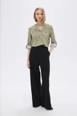 Pantalón negro de corte ancho y tiro alto, confeccionado en viscosa.