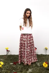 Falda larga de gasa estampada con letras, confeccionada en poliéster con doble tela y cierre lateral oculto.