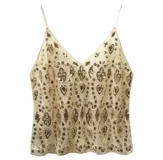 Blusa negra con lentejuelas y cuentas doradas, con tirantes finos y escote en V.