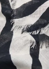 Bufanda rectangular de tejido de lino y viscosa con estampado animal print de cebra y terminaciones deshilachadas.