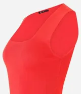 Blusa cropped naranja de punto con escote cuadrado y bretel ancho.
