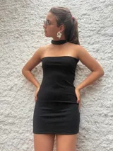 Minivestido negro de lurex con choker integrado. Se puede usar strapless o con escote halter.