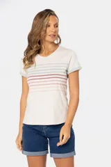 Remera azul con rayas horizontales en tonos rosa, celeste y blanco.