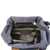 Mochila negra de nylon con tapa y broche metálico. Tiene apertura superior con broche, bolsillos internos, bolsillo con cierre metálico al frente y laterales. Tiene asas rígidas de mano y correas regulables para colgar en la espalda.