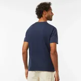 Camiseta azul marino de manga corta con estampado tropical en el frente.