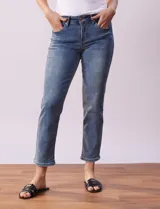 Jean recto de denim azul, marca Royalty.