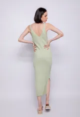 Vestido largo de tejido de punto, sin mangas y con escote en V.