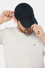 Gorra de béisbol azul marino de lona con visera curva y logo bordado en el frente.