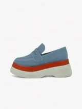 Mocasín azul de denim con plataforma blanca y detalle naranja.