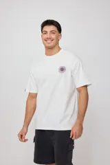 Remera negra de algodón con estampado en la espalda con el logo de Rusty Surf Company en forma de sol con motivos tribales en colores pastel.