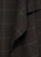 Falda midi marrón con estampado de cuadros, corte asimétrico y abertura lateral.