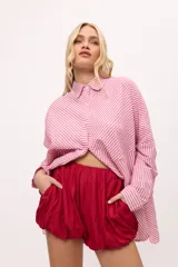 Short celeste con cintura elastizada y bolsillos laterales.