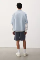 Short gris de lona de algodón, con cintura elástica ajustable con cordón, bolsillos laterales y bolsillo trasero.