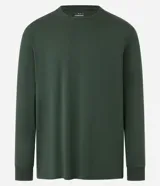 Remera de manga larga color blanco, confeccionada en algodón, con cuello redondo y puños ajustados.