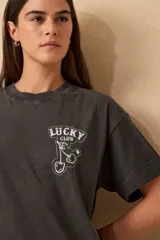 Remera negra de algodón con estampa en la espalda que incluye una bota de cowboy, cerezas, un sombrero y las frases "Lucky Club!" y "Cool Life".