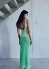 Vestido largo tejido al crochet en dos tonos de verde, sin mangas y con cuello redondo.