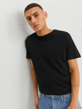 Camiseta negra de manga corta y cuello redondo, corte slim.