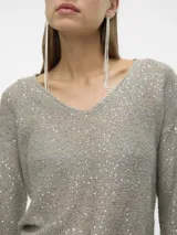 Sweater de punto color gris con cuello en V, mangas largas y lentejuelas plateadas.
