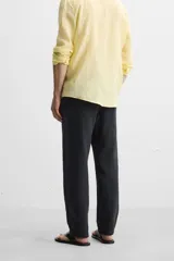 Pantalón largo verde oscuro de algodón con textura, corte recto y cintura elástica ajustable con cordón.