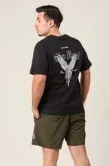 Bermuda deportiva gris oscuro de nylon, de corte suelto, con cintura elástica y cordón de ajuste. Cuenta con detalles de líneas en los costados y bolsillos con cierre.