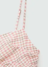 Vestido midi de tirantes finos con estampado de cuadros en tonos rosa y blanco. Diseño entallado con escote cuadrado y cierre de cremallera invisible en el lateral.
