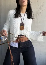 Sweater de hilo color natural con mangas acampanadas y calado en el tejido.