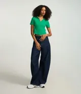 Blusa de punto acanalado (rib) color marrón oscuro, con cuello polo, escote en V y manga corta.