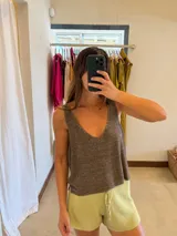 Musculosa marrón de tejido de punto con brillo, escote en V y espalda descubierta.