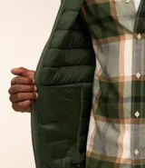 Campera puffer ultraligera color beige, con cuello alto, cierre por cremallera y bolsillos con cremallera. Incluye bolso de almacenamiento.