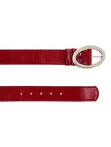 Cinturón de cuero sintético color marrón oscuro con hebilla ovalada plateada. Presenta costuras a contratono y perforaciones para ajustar el talle.