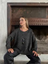 Sweater negro con brillos plateados, de corte holgado y mangas largas.