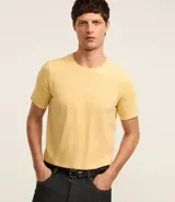 Remera slim de manga corta color amarillo, con cuello redondo y sin estampado. Confeccionada en algodón.