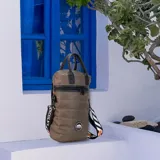 Matera estilo mochila color negro, confeccionada en nylon combinado con símil cuero. Cuenta con tapa con cierre metálico, bolsillo interno, asas y correa extensible.