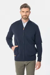 Campera tejida de algodón color azul con cierre frontal y cuello alto.