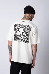 Remera color lila de corte oversize con cuello redondo y mangas cortas. Presenta un estampado pequeño de Mickey Mouse en el frente.