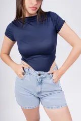 Body blanco de mangas cortas y cuello redondo.