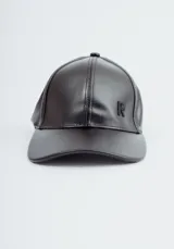 Gorra de cuero sintético color negro, estilo béisbol, con visera curva y logo bordado con la letra "R" en el lateral.