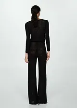 Pantalón negro de tejido de punto calado con cintura elástica y corte recto.