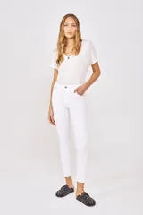 Pantalón de jean blanco, tiro alto, corte recto, confeccionado en gabardina de algodón y elastano.