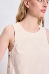 Top color crudo sin mangas de lino, con botones de madera en el lateral.