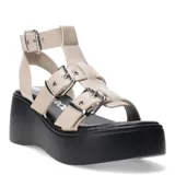 Sandalias con plataforma color beige, con tiras anchas y hebillas metálicas.